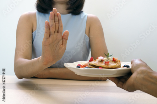 Canvas Print The women used to push the dessert plate with the people