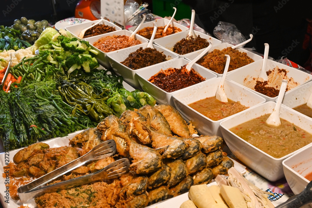 Obraz premium Variety of Thai chili paste with fried mackerel fish and local vegetables, Phuket, Thailand