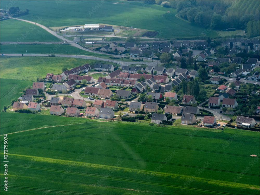 vue aérienne de la ville de Sérifontaine dans l'Oise en France