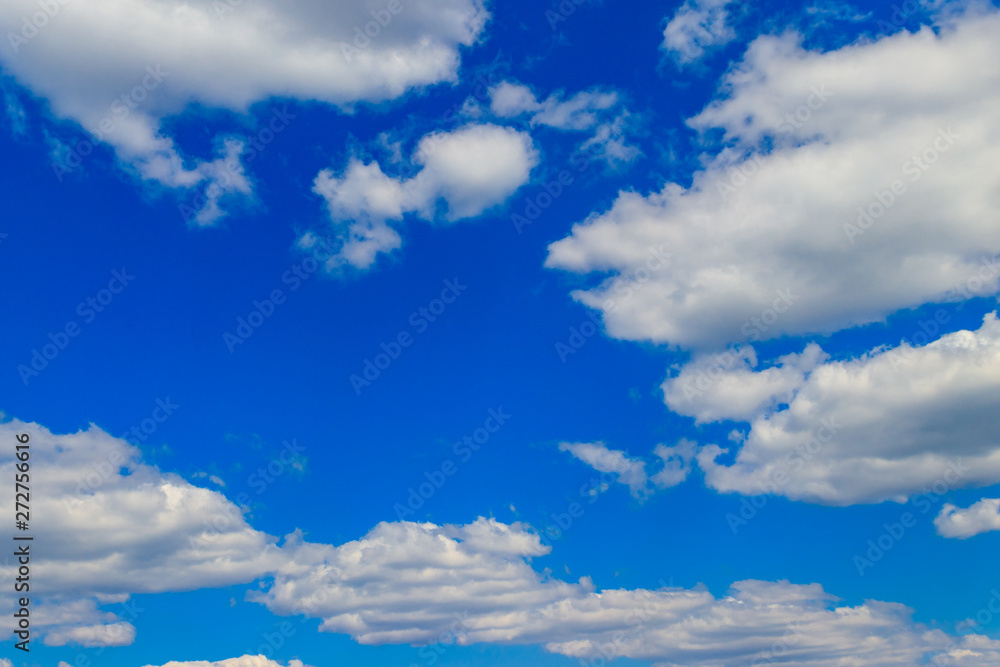 Obraz premium White clouds in blue sky