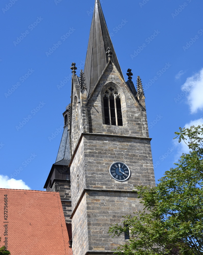 Glockenturm der Kaufmannskirche vor blauem Sommerhimmel