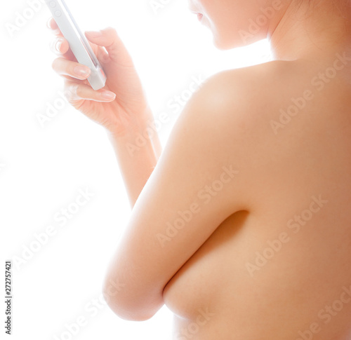 携帯電話を見ている裸の女性 © zheng qiang