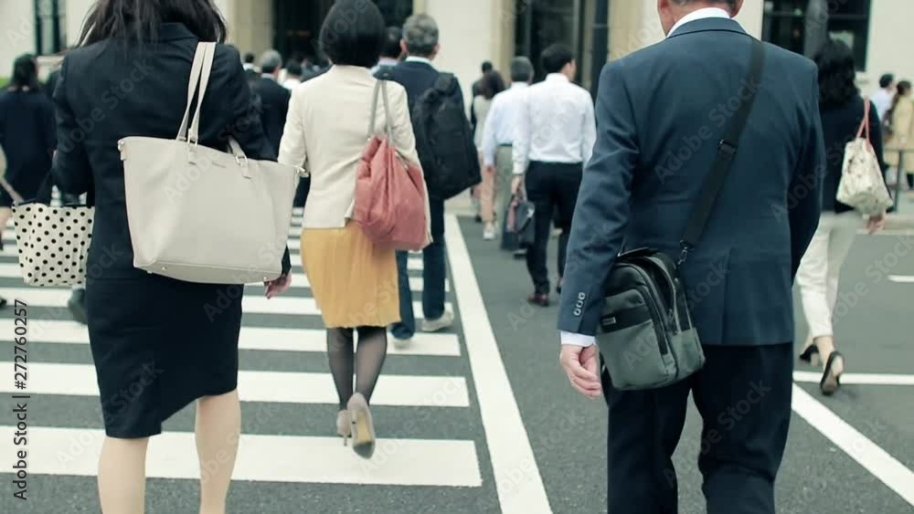 朝出勤する日本人ビジネスマン 朝出勤する日本人ビジネスマン