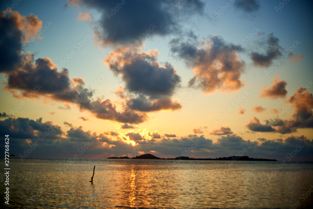 Obraz premium Sunrise at a tropical beach in Thailand