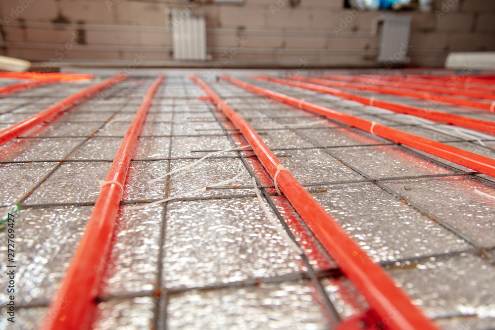 Installing a hose for underfloor heating in the room