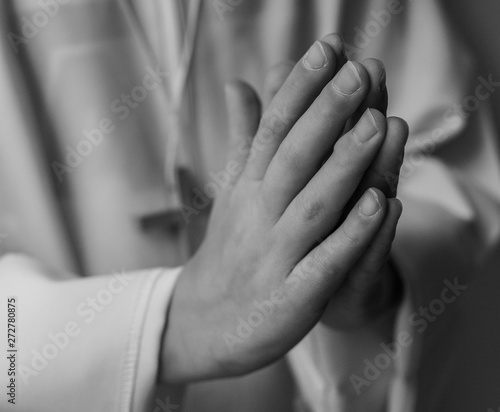 Mani che pregano