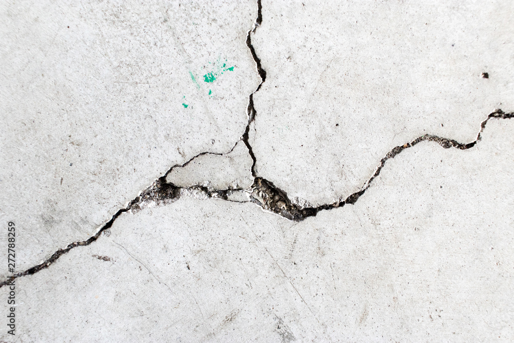 Obraz premium Crack on cement floor - Crepa su pavimento di cemento