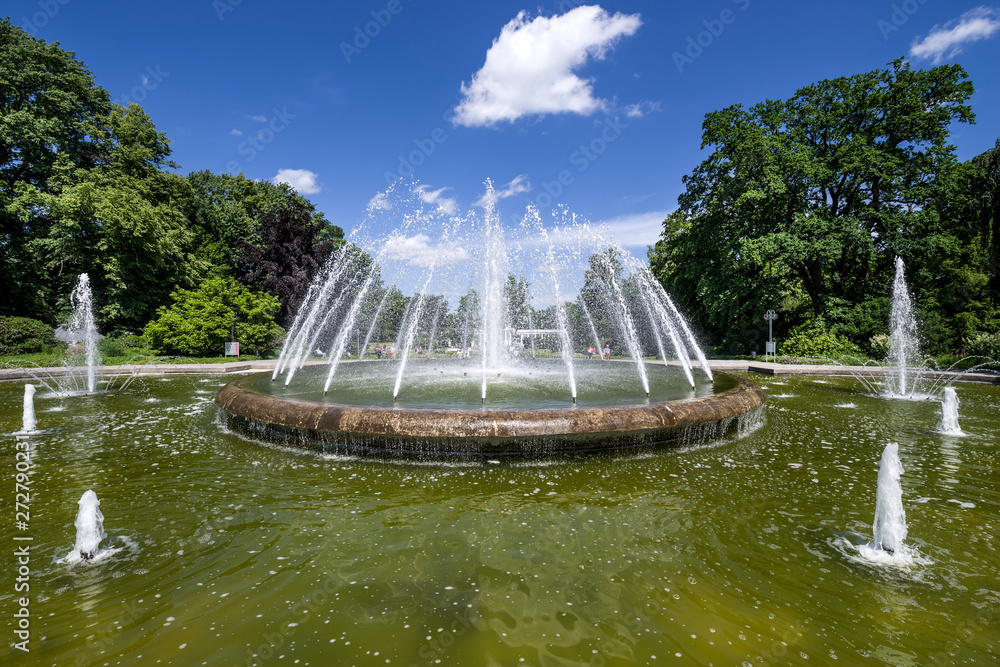 Fototapeta premium Springbrunnen im Kurpark Bad Oehnhausen Weserbergland sonnig