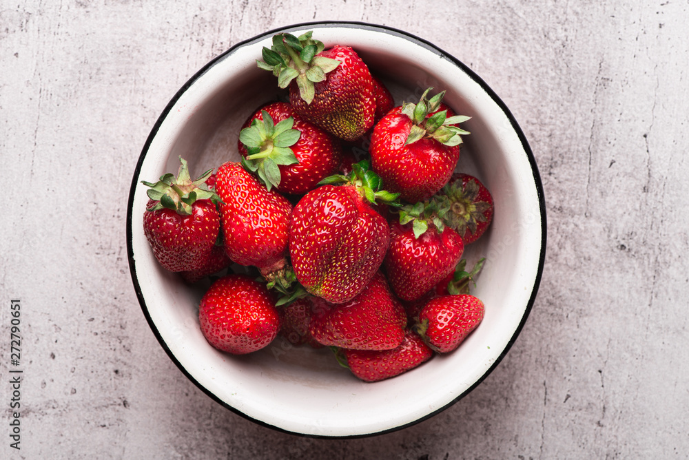 A bowl full of fresh organic strawberries, top view - obrazy, fototapety, plakaty 