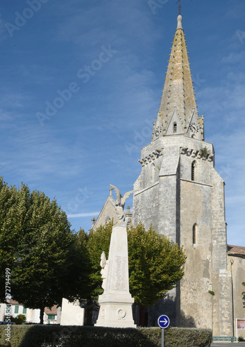 Monument aux morts et église Ste Marie de Ré