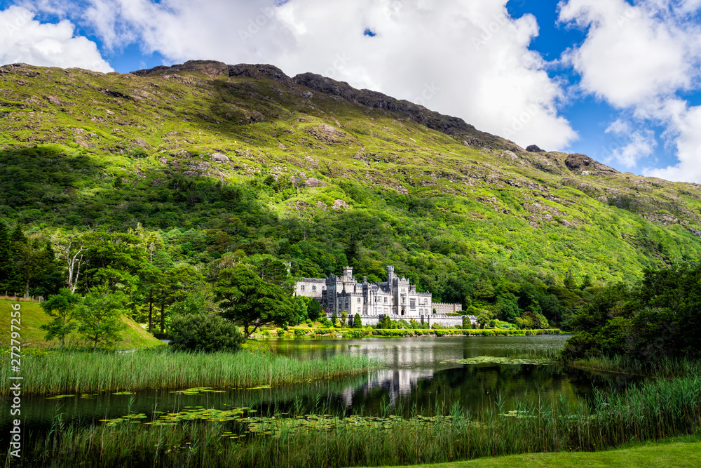 Fotografie Kylemore Abbey with reflection in lake at the foot of a mountain