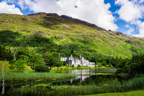 Foto Kylemore Abbey with reflection in lake at the foot of a mountain