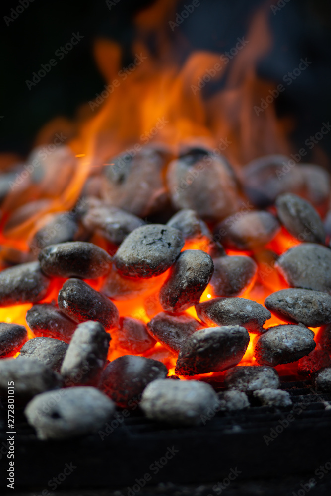Barbeque Grill wird angeheizt Barbeque Grill wird angeheizt