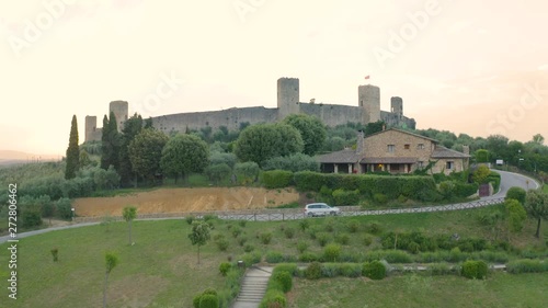 Vista aerea di Monteriggioni, borgo italiano in Toscana. Contiene ancora le mura difensive del Medioevo.  photo