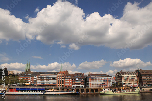 Bremen  Weserufer am Theaterschiff © holger.l.berlin