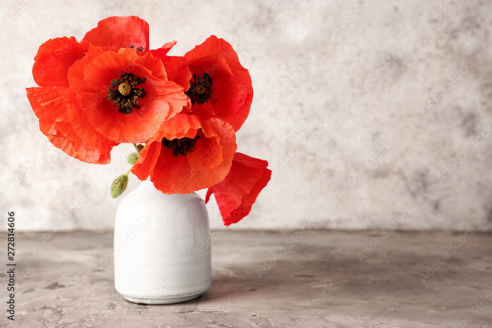 Vase with beautiful red poppy flowers on table - obrazy, fototapety, plakaty 