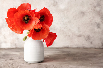 Papier peint photo Coquelicots Vase de coquelicots rouges sur table  © Pixel-Shot