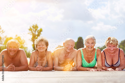 Gruppe Senioren im Sommer im Urlaub