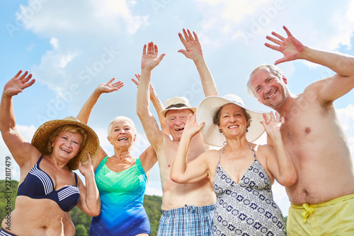 Glückliche Senioren machen Urlaub am Badesee