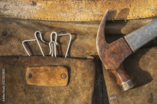 Dachdecker Hammer und Einschlaghaken aus Edelstahl im Detail in authentischer Gürteltasche aus Leder
