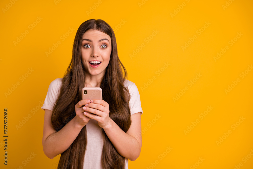 Close up photo beautiful amazing she her lady very long hairstyle wondered hold hands arms telephone got romantic letter boyfriend cute wear casual pastel t-shirt isolated yellow bright background Close up photo beautiful amazing she her lady very long hairstyle wondered hold hands arms telephone got romantic letter boyfriend cute wear casual pastel t-shirt isolated yellow bright background