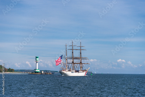 Nach 5 Tagen zu Gast in Kiel im Scheerhafen verabschiedet sich das Schwesterschiff der Gorch Fock, das Segelschukschiff der US Coast Guard am Friedrichorter Leuchtturm in die Ostsee nach Kopenhagen photo