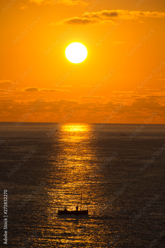 Sonnenuntergang mit Fischerboot