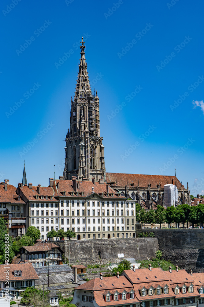 Berner Münster mit Aare und Altstadt blauer Himmel 