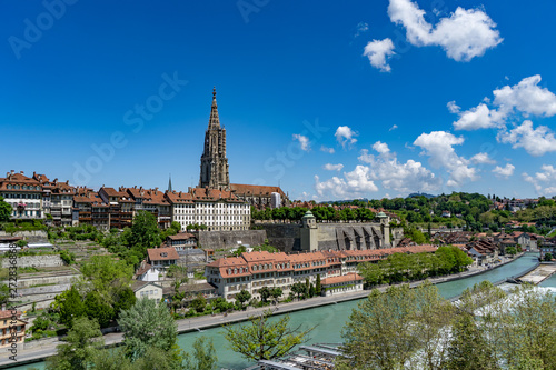 Berner Münster mit Aare und Altstadt blauer Himmel Blick von Kirchenfeldbrücke Dalmaziquai