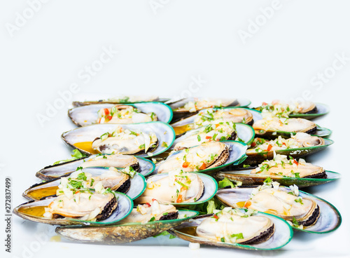 Obraz na płótnie Mussel with green sauce w salonie