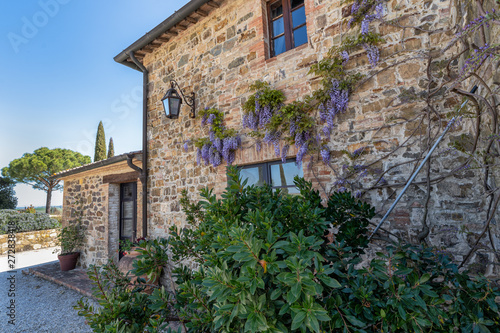 Fototapeta Naklejka Na Ścianę i Meble -  Old house in tuscany italy