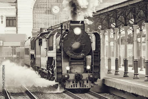 Obraz Pociąg retro odjeżdża z budynku dworca kolejowego. Moskwa.