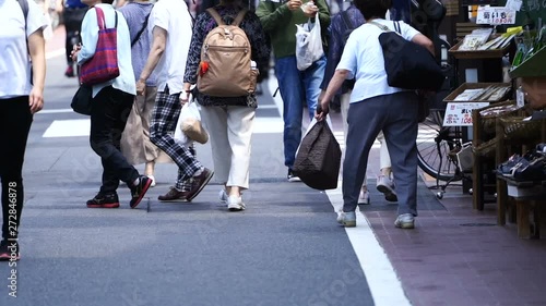 高齢化社会イメージ　東京　巣鴨　歩く人々　スローモーション photo