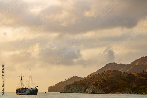 Schiffskutter vor Küste Karibik Meerlandschaft photo