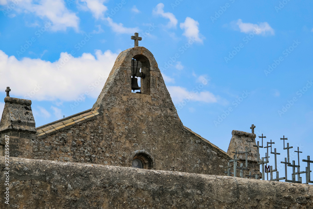 Kirche aus Stein in den Bergen von Mallorca