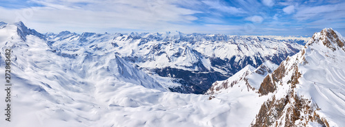 Panorama of the winter snowy high mountains at Kaprun ski region in Austria. © thecolorpixels