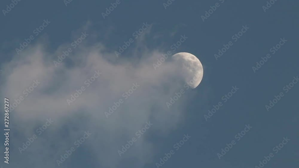 Luna e nuvole nel cielo azzurro Luna e nuvole nel cielo azzurro