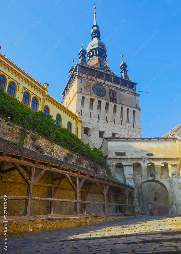 Obraz premium Clock tower from fortress square in Sighisoara, Romania