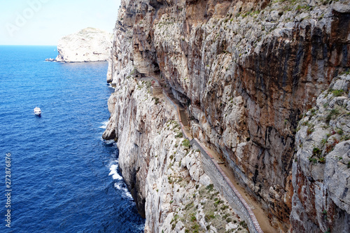 Sardinien Felswand mit Fußweg zur Grotta di Nettuno
