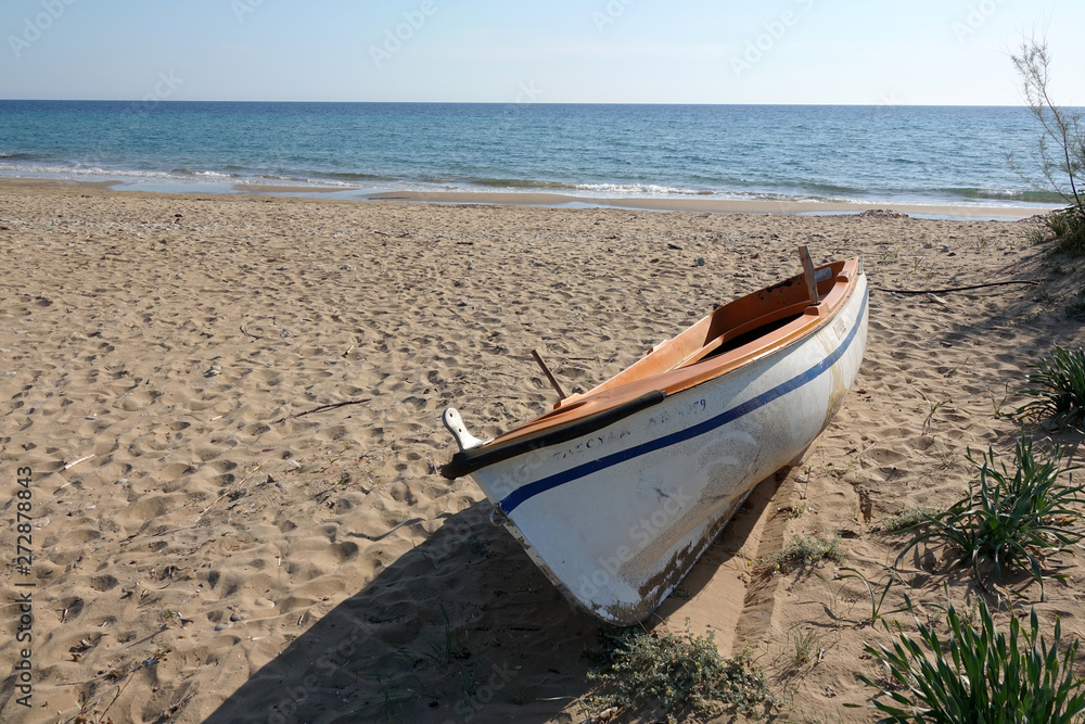 Naklejka premium Boot am Meer am Limni Korissia auf Korfu