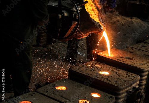 Φωτογραφία Making hot iron in foundry