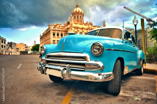 Obraz HAWAŃSKI, KUBA CZERWIEC 7, 2016: stary klasyczny amerykański samochód parkujący na ulicie Havana miasto