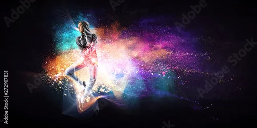 Obraz Nowoczesne tancerz kobieta skoki w bluzę z kapturem z kolorowe plamy tło Różne środki przekazu