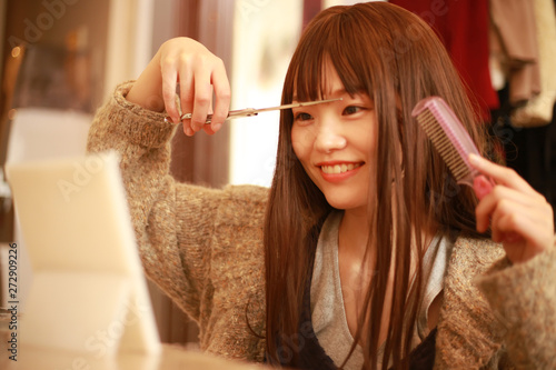 Photos 自分で前髪を切る女性