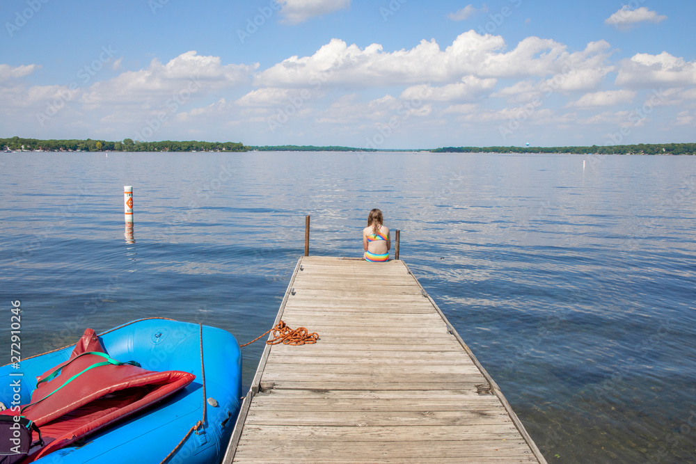 Obraz premium Young Girl visits the Tourist Area of Lake Okoboji in Northern Iowa