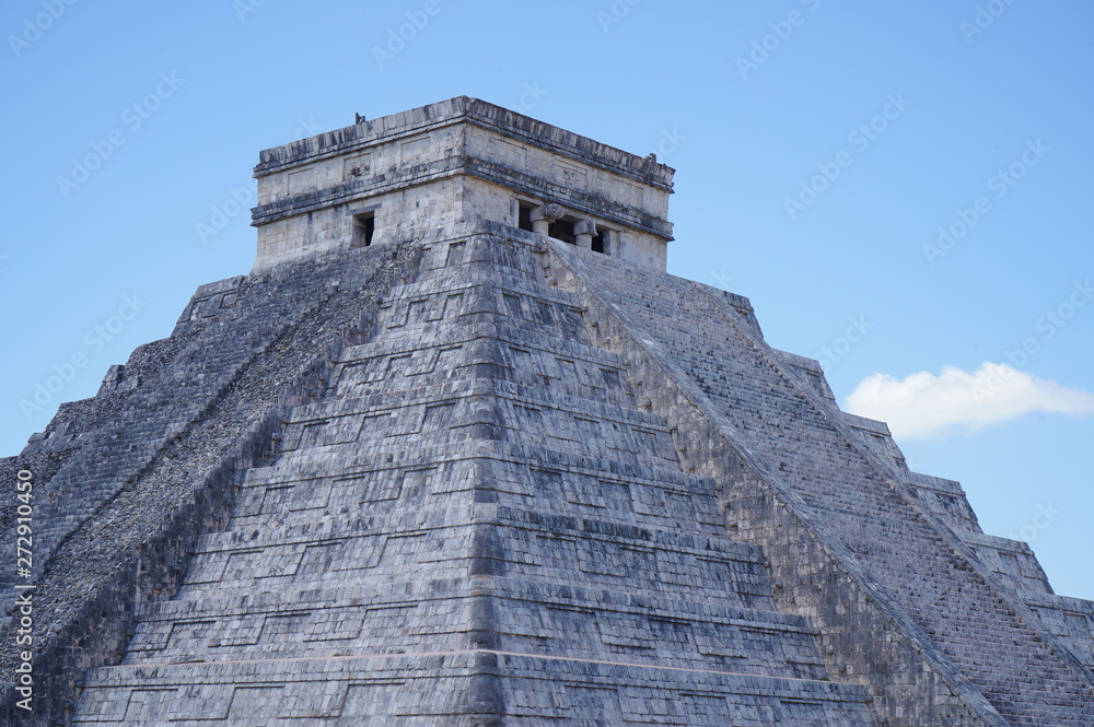 Piramid of Chichen Itza,  with blue sky, Yucatán Kukulcan Temple