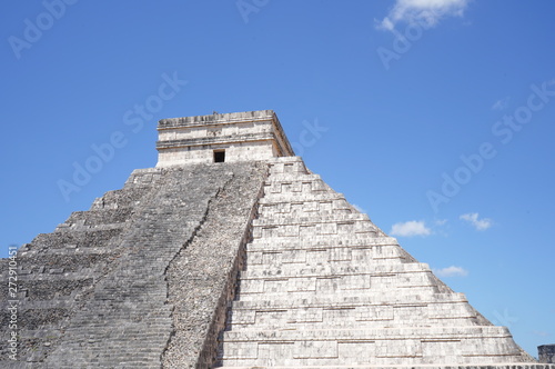 Piramid of Chichen Itza, with blue sky, Yucatán Kukulcan Temple