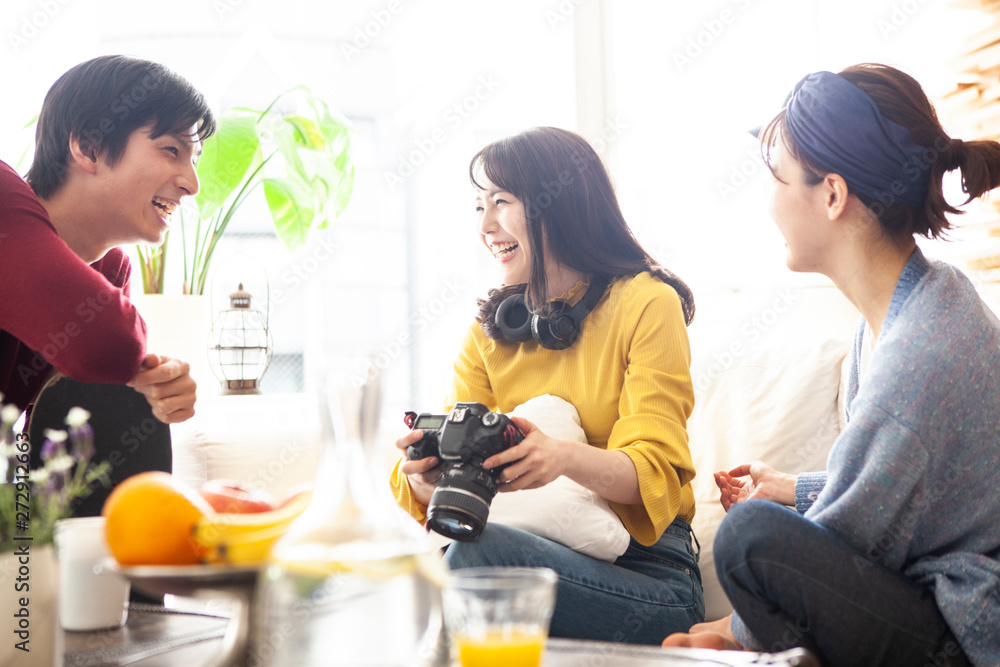 仲良くカメラを確認する男女