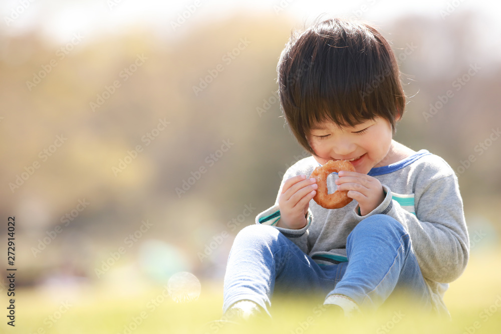 ドーナツを食べる男の子