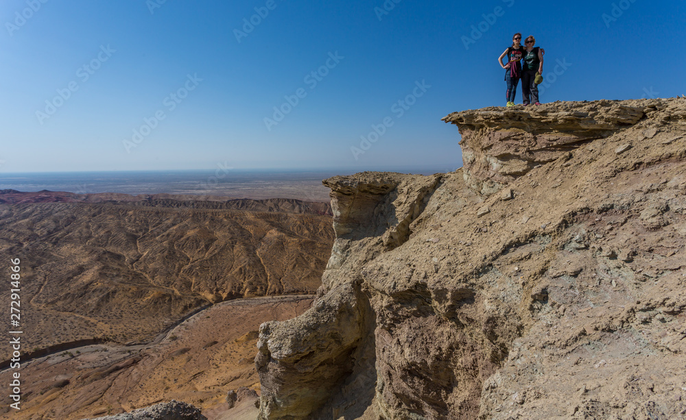 tourists on the edge of the canyon